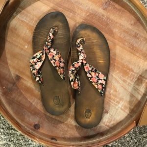 Leather flip flops with cute fabric straps 🌺